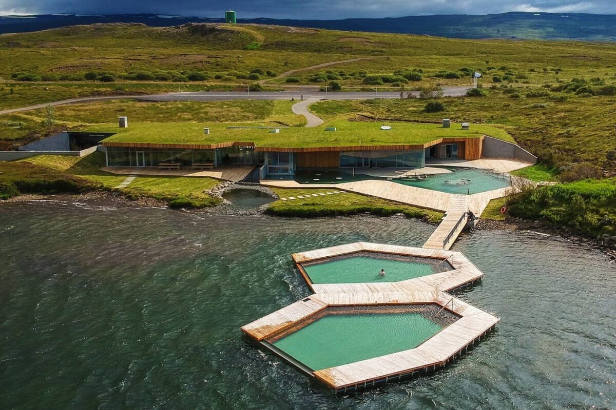 Vök Baths – pływające termy na jeziorze Urriðavatn