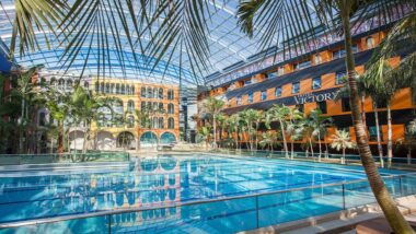 Termy i park wodny Therme Erding – na zdjęciu hotel Victory bezpośrednio na terenie parku wodnego