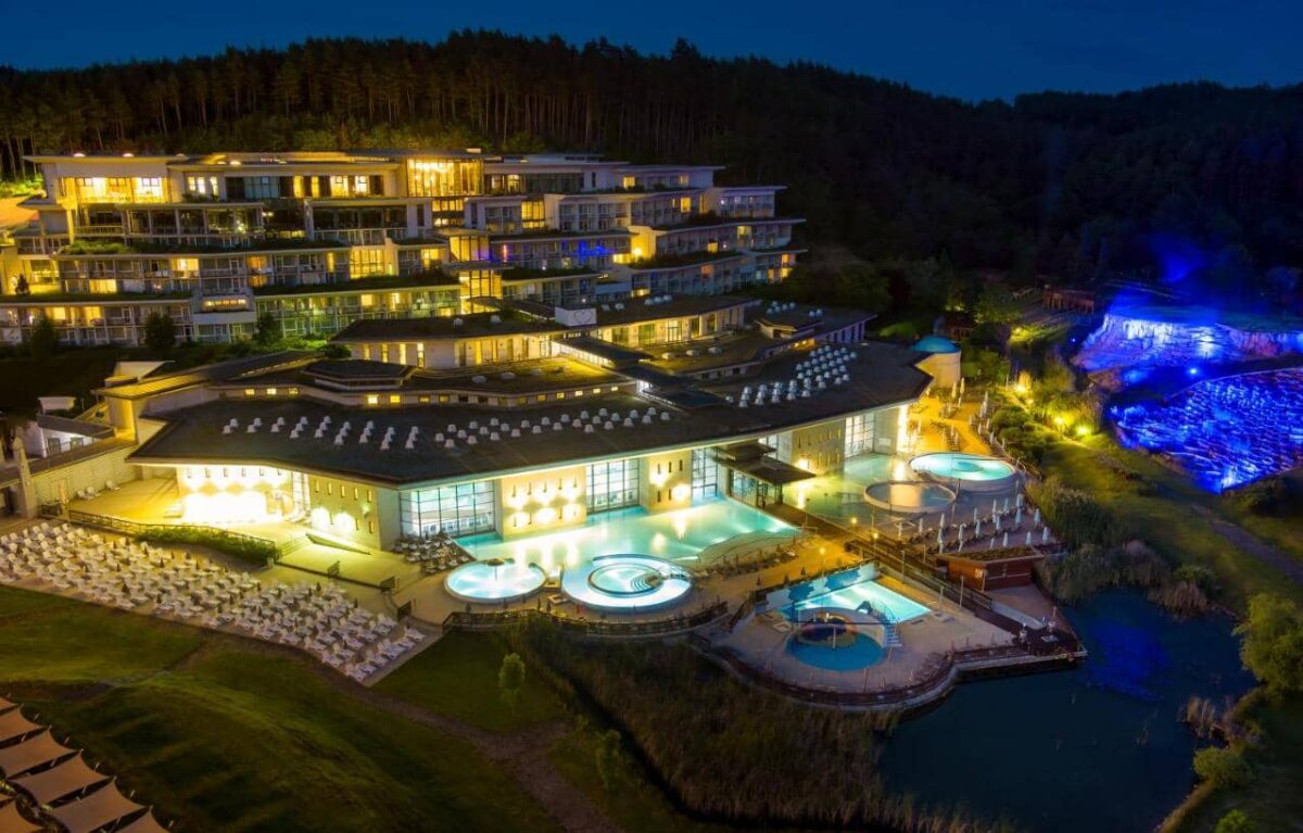 Hotel Hunguest Saliris jest częścią uzdrowiska, w cenie zakwaterowania mają Państwo wstęp do term -